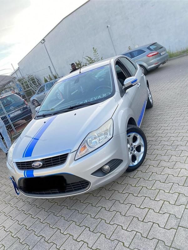 Silber Gebraucht 2010 Ford Focus Limousine | 1.900 € (Guter Preis) - Bild 1/4