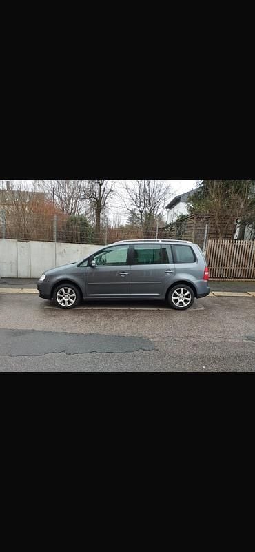Grau Gebraucht 2005 VW Touran Van / Kleinbus | 2.500 € (Fairer Preis) - Bild 1/3