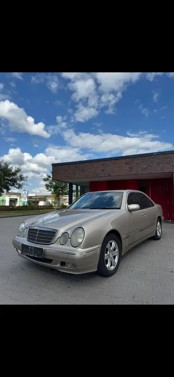 Gebraucht Mercedes E220 143 PS (105 kW) 2000 Gold Limousine