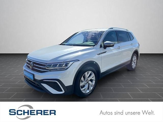 Oryxweiß perlmutteffekt (metallic) Gebraucht 2024 VW Tiguan Allspace Life SUV | 33.200 € (Fairer Preis) - Bild 1/4