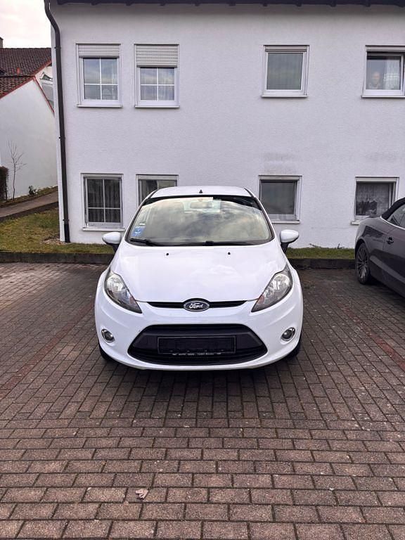 Weiß Gebraucht 2012 Ford Fiesta Trend Kleinwagen | 4.000 € (Fairer Preis) - Bild 1/4