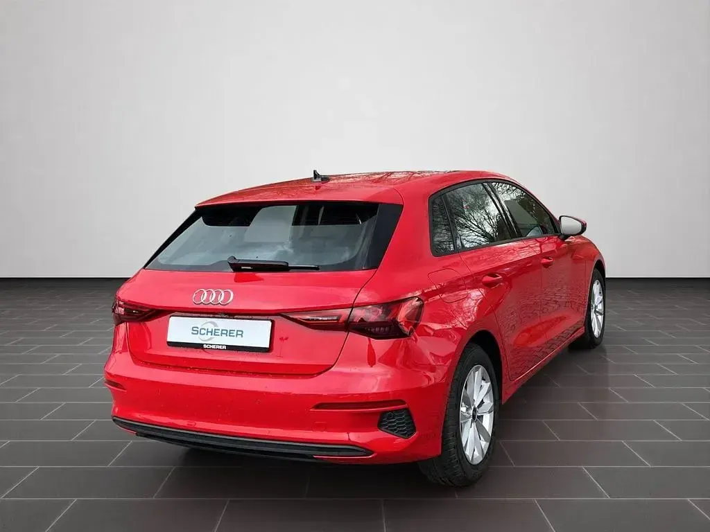 Używany Audi A3 Basis 150 KM (110 kW) 2022 Czerwony Sedan/Limuzyna