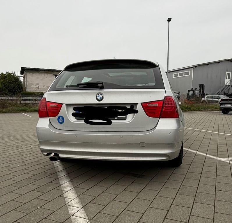 Gebraucht BMW 318 143 PS (105 kW) 2011 Silber Kombi