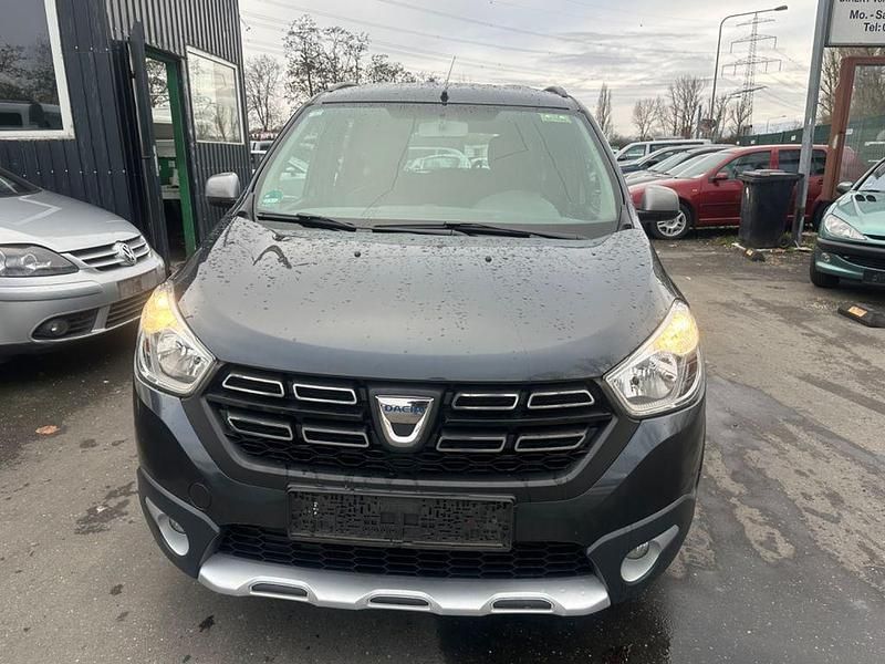 Blau Gebraucht 2018 Dacia Lodgy Celebration Van / Kleinbus | 5.750 € (Fairer Preis) - Bild 1/4