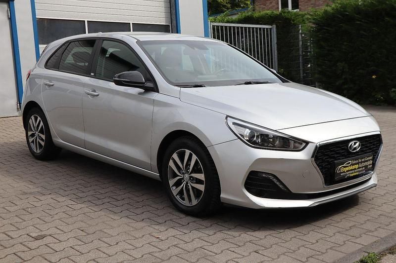 Silber Gebraucht 2019 Hyundai i30 YES! Limousine | 15.490 € (Guter Preis) - Bild 1/4