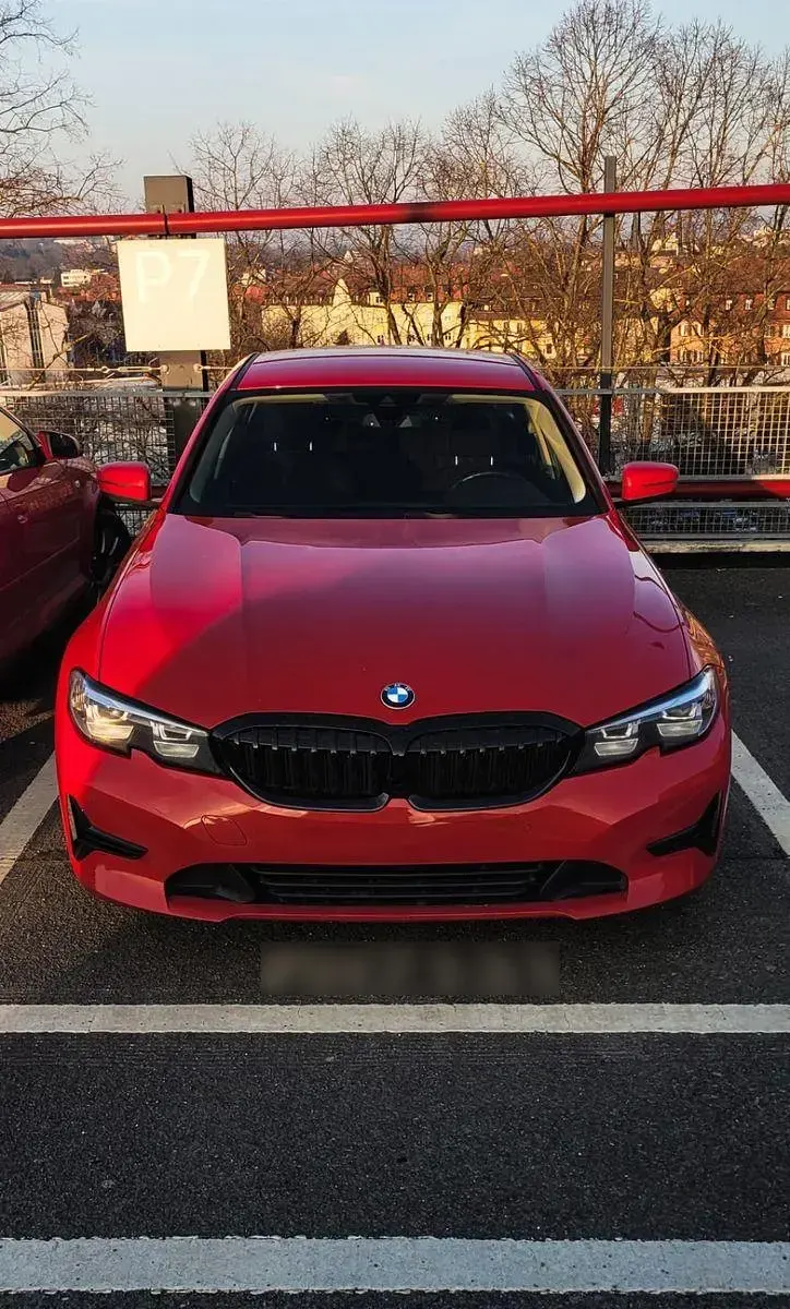 Gebraucht BMW 320 Advantage 184 PS (135 kW) 2019 Rot Limousine