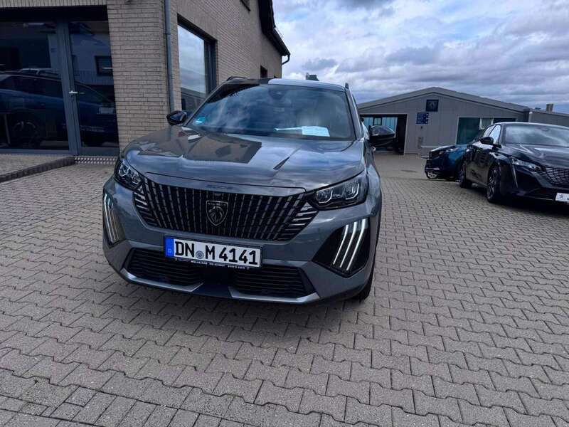 Grau Neu 2024 Peugeot 2008 Allure SUV | 34.850 € (Teuer) - Bild 1/4