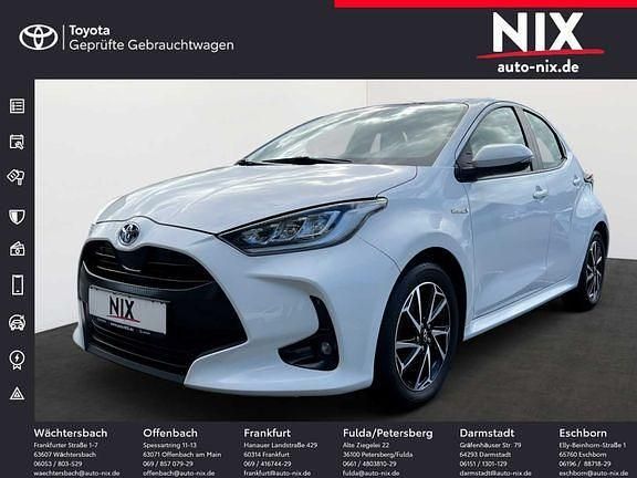 Schneeweiß Gebraucht 2021 Toyota Yaris Hybrid Basis Limousine | 17.370 € (Fairer Preis) - Bild 1/4
