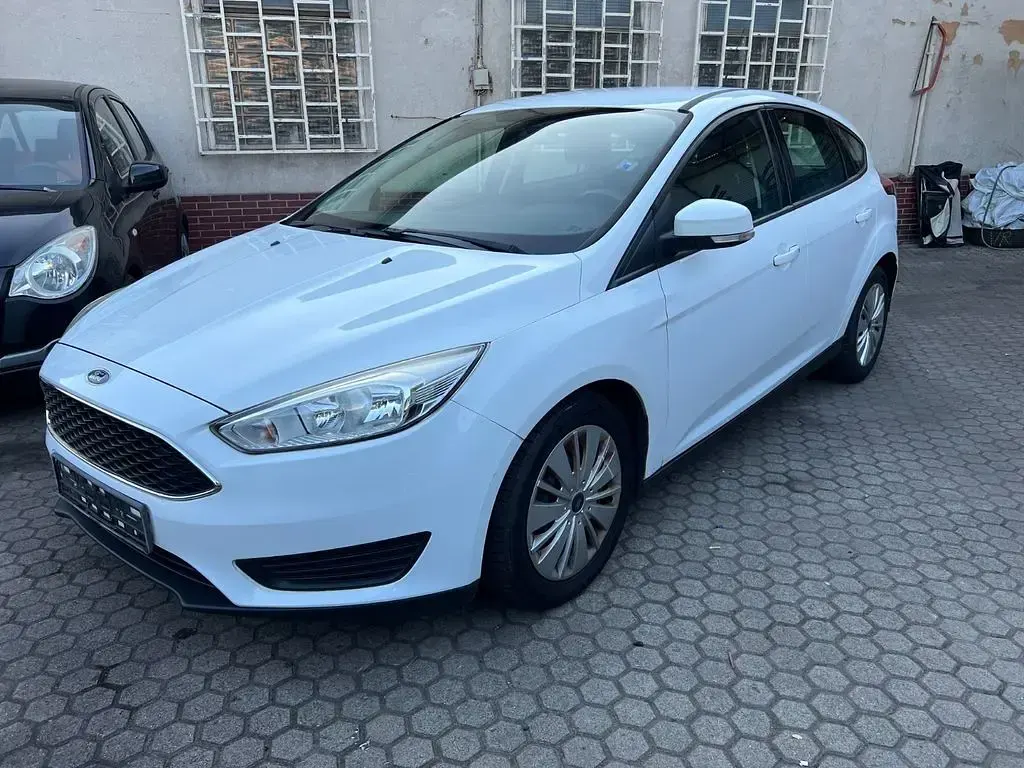 Gebraucht Ford Focus Trend 101 PS (74 kW) 2014 Weiß Limousine
