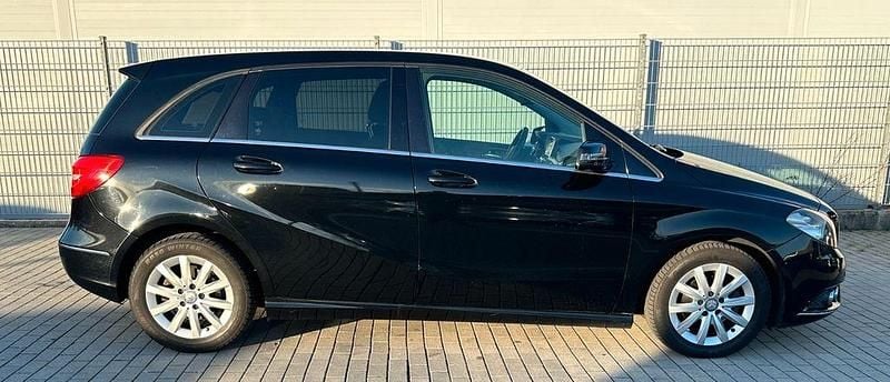 Gebraucht Mercedes B180 122 PS (89 kW) 2013 Schwarz Van / Kleinbus