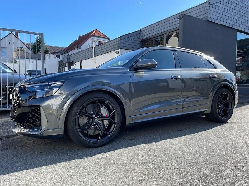 Daytonagrau perleffekt Neu 2025 Audi RS Q8 Performance SUV | 148.980 € - Bild 1/4
