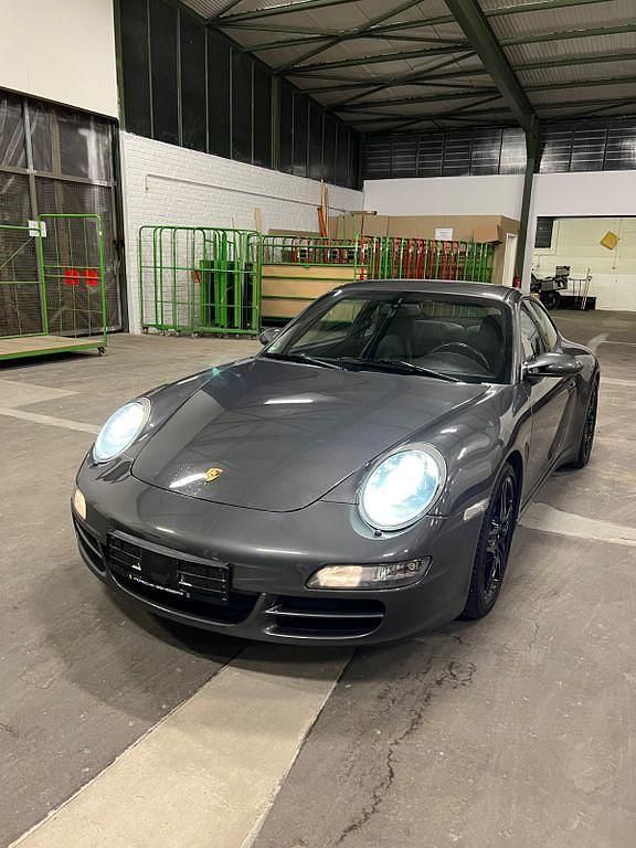 Grau Gebraucht 2007 Porsche 911 Carrera 4S Coupé | 57.811 € (Fairer Preis) - Bild 1/4