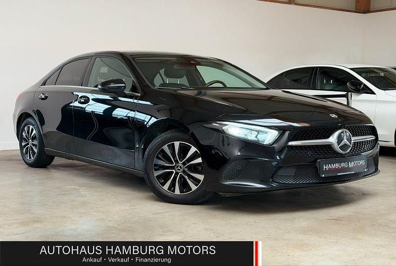 Schwarz Gebraucht 2022 Mercedes A180 Limousine | 21.990 € (Etwas zu teuer) - Bild 1/4