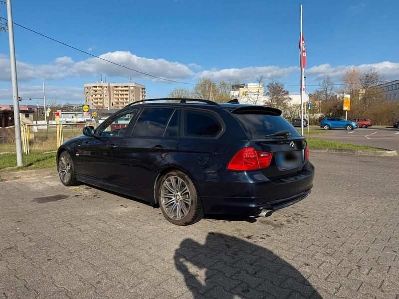 Gebraucht BMW 320 177 PS (130 kW) 2009 Blau Kombi