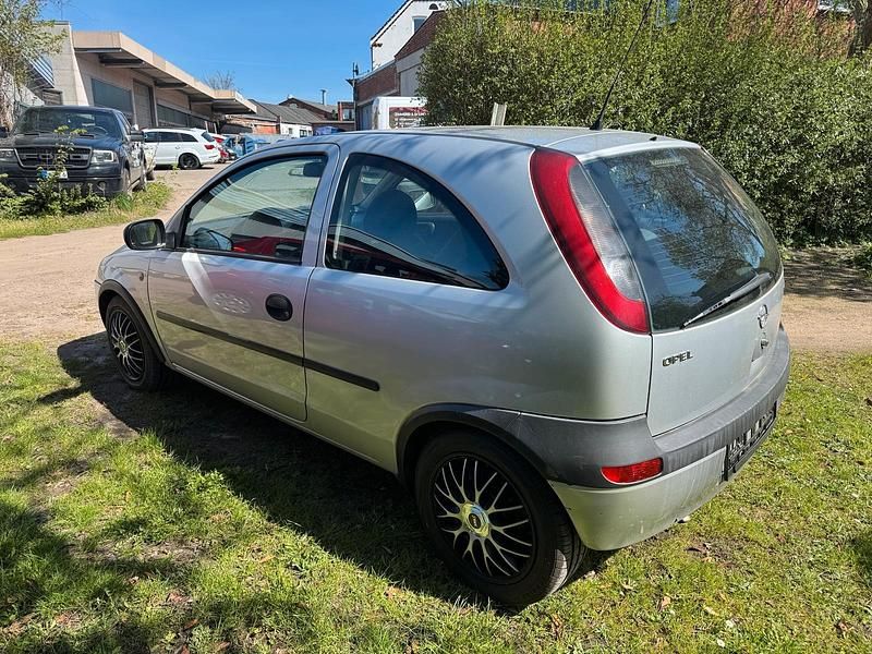 Używany Opel Corsa 60 KM (44 kW) 2002 Srebrny Hatchback