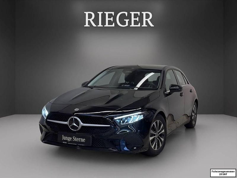 Unilack nachtschwarz Gebraucht 2024 Mercedes A180 Limousine | 24.899 € (Superpreis) - Bild 1/4