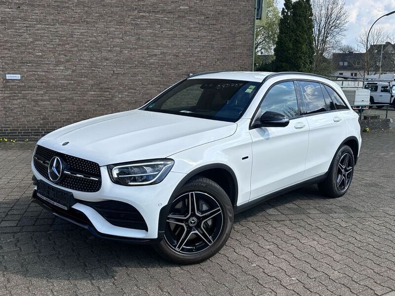 Weiß Gebraucht 2021 Mercedes GLC300e AMG line SUV | 33.500 € (Fairer Preis) - Bild 1/4