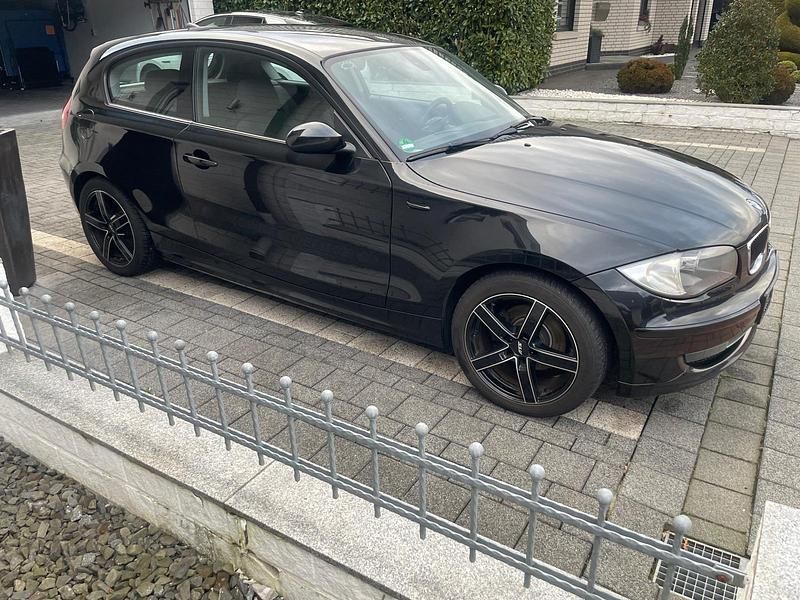Gebraucht BMW 118 143 PS (105 kW) 2008 Schwarz Kleinwagen