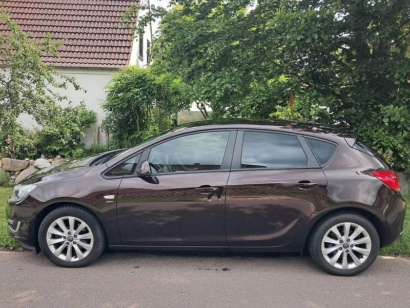 Braun Gebraucht 2013 Opel Astra Active Limousine | 5.100 € (Fairer Preis) - Bild 1/4