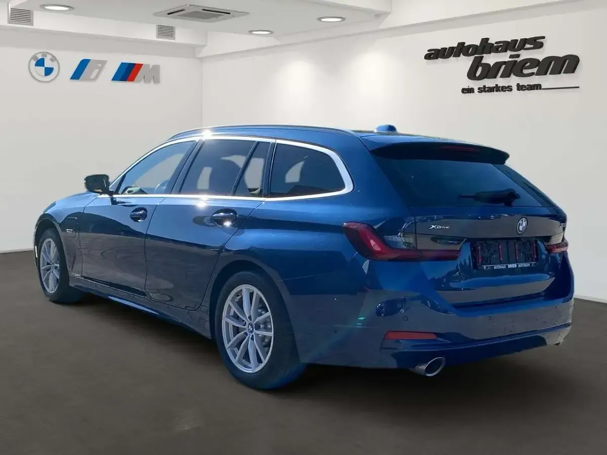 Gebraucht BMW 320e Sport Line 204 PS (150 kW) 2023 Phytonicblau Kombi