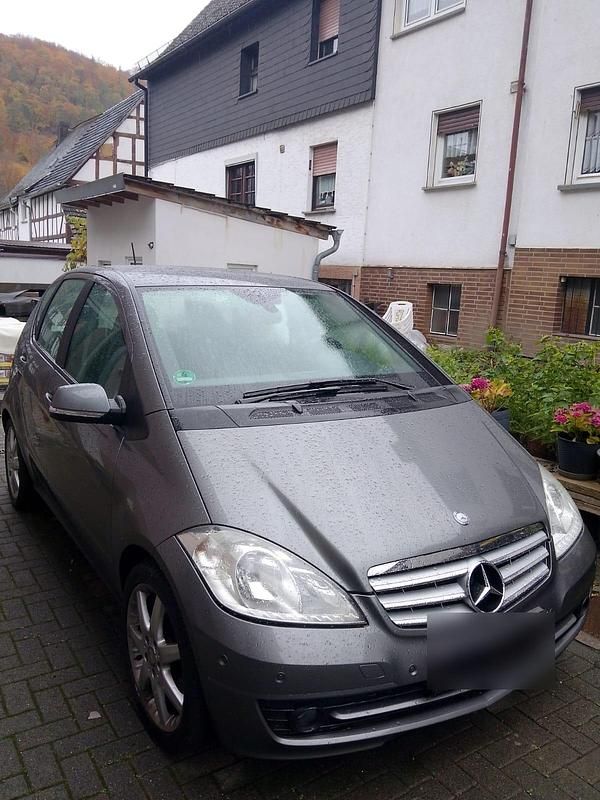 Grau Gebraucht 2010 Mercedes A180 Limousine | 5.000 € (Fairer Preis) - Bild 1/4