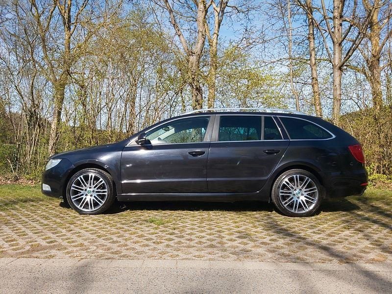 Gebraucht Skoda Superb Ambition 140 PS (102 kW) 2012 Schwarz Kombi