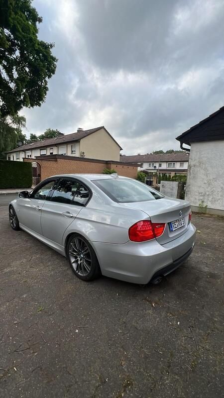 Silber Gebraucht 2011 BMW 320 M Sport Limousine | 8.350 € (Fairer Preis) - Bild 1/4