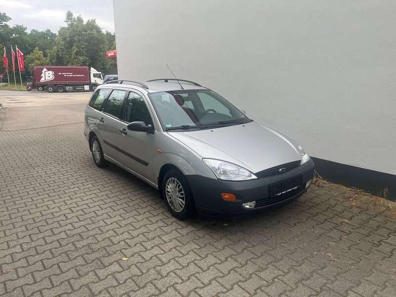 Silber Gebraucht 2000 Ford Focus Ghia Kombi | 2.690 € (Teuer) - Bild 1/4