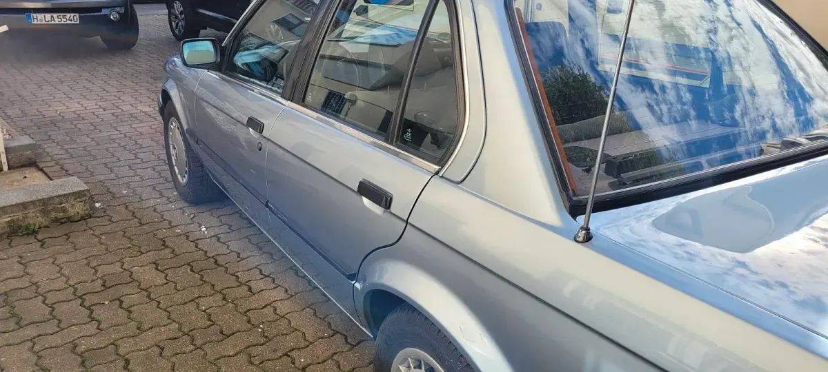 Gebraucht BMW 320 129 PS (94 kW) 1990 Blau Limousine