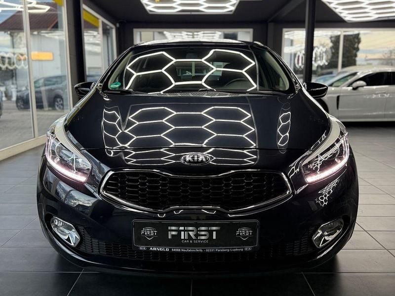 Gebraucht Kia Ceed DREAM-TEAM Edition 99 PS (72 kW) 2015 Schwarz Kleinwagen