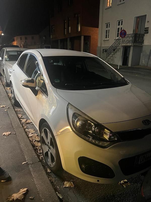 Weiß Gebraucht 2011 Kia Rio Kleinwagen | 4.999 € (Fairer Preis) - Bild 1/4