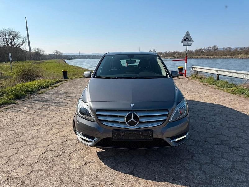 Gebraucht Mercedes B200 156 PS (114 kW) 2014 Grau Van / Kleinbus