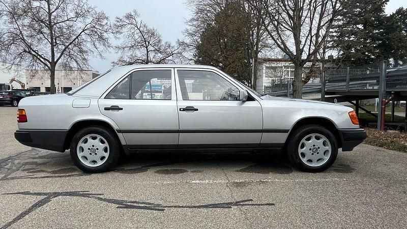 Gebraucht Mercedes 200 109 PS (80 kW) 1986 Silber Limousine
