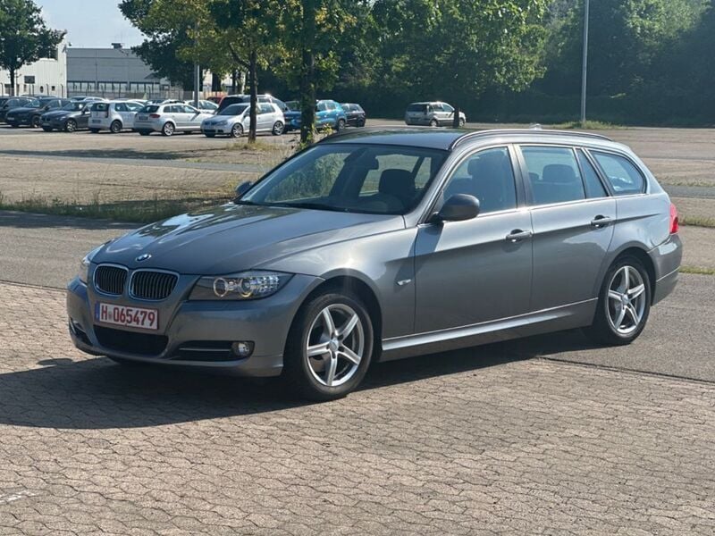 Grau Gebraucht 2011 BMW 318 Comfort Edition Kombi | 10.990 € (Teuer) - Bild 1/4