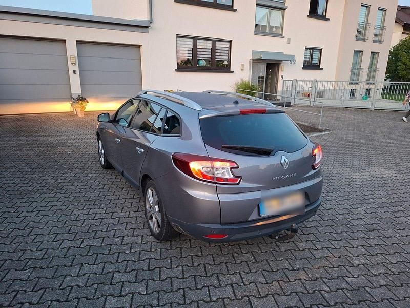Grau Gebraucht 2009 Renault Mégane GrandTour Dynamique Kombi | 4.900 € (Fairer Preis) - Bild 1/4