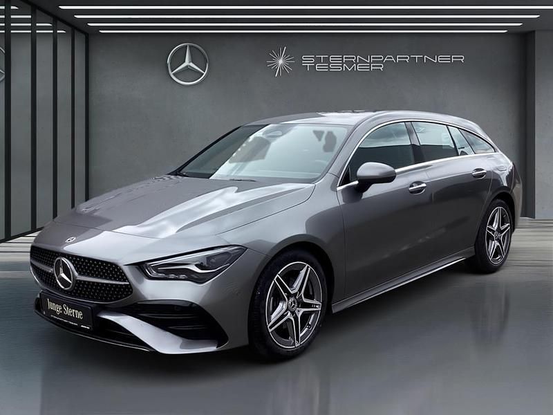 Mountaingrau metallic Gebraucht 2024 Mercedes CLA180 Shooting Brake AMG Kombi | 28.180 € - Bild 1/3