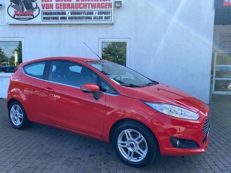 Rot Gebraucht 2014 Ford Fiesta Titanium Kleinwagen | 7.900 € (Fairer Preis) - Bild 1/4