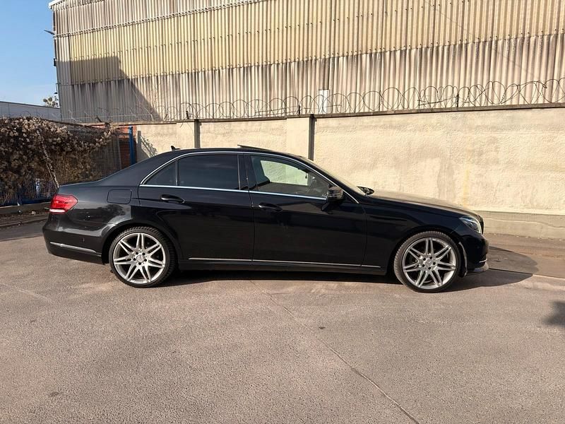 Gebraucht Mercedes E220 Avantgarde 170 PS (125 kW) 2015 Schwarz Limousine
