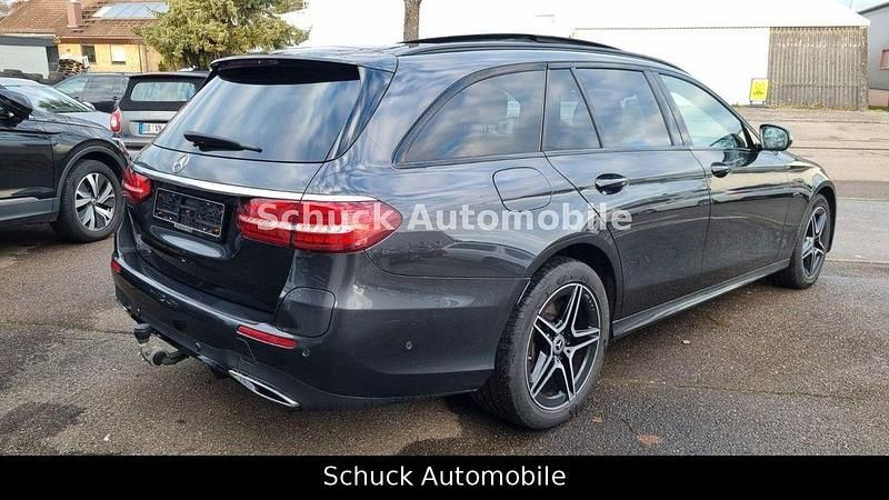 Grau Gebraucht 2021 Mercedes E300 AMG line Limousine | 31.777 € (Fairer Preis) - Bild 1/4
