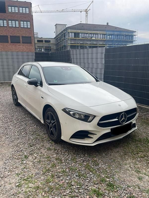 Weiß Gebraucht 2021 Mercedes A250 AMG line Kombi | 27.300 € (Guter Preis) - Bild 1/4