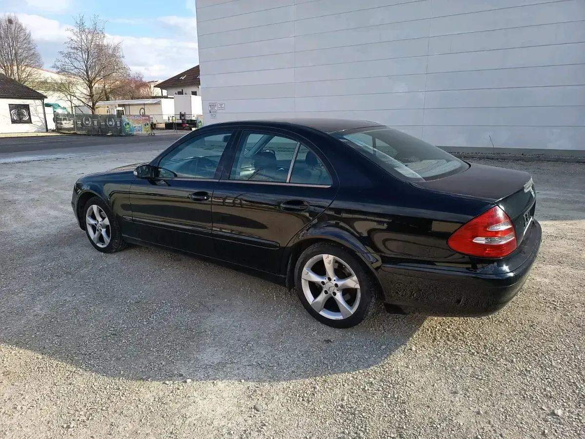 Usado Mercedes E220 150 CV (110 kW) 2004 Negro Berlina