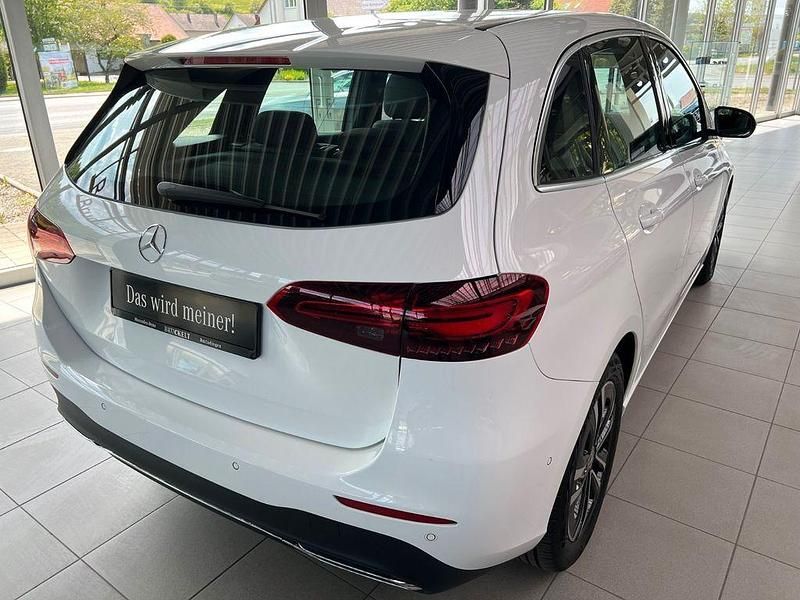Gebraucht Mercedes B200 Advanced 150 PS (110 kW) 2024 Weiß Van / Kleinbus