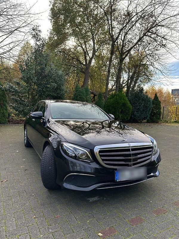 Schwarz Gebraucht 2016 Mercedes E220 Exclusive Limousine | 23.250 € (Teuer) - Bild 1/4
