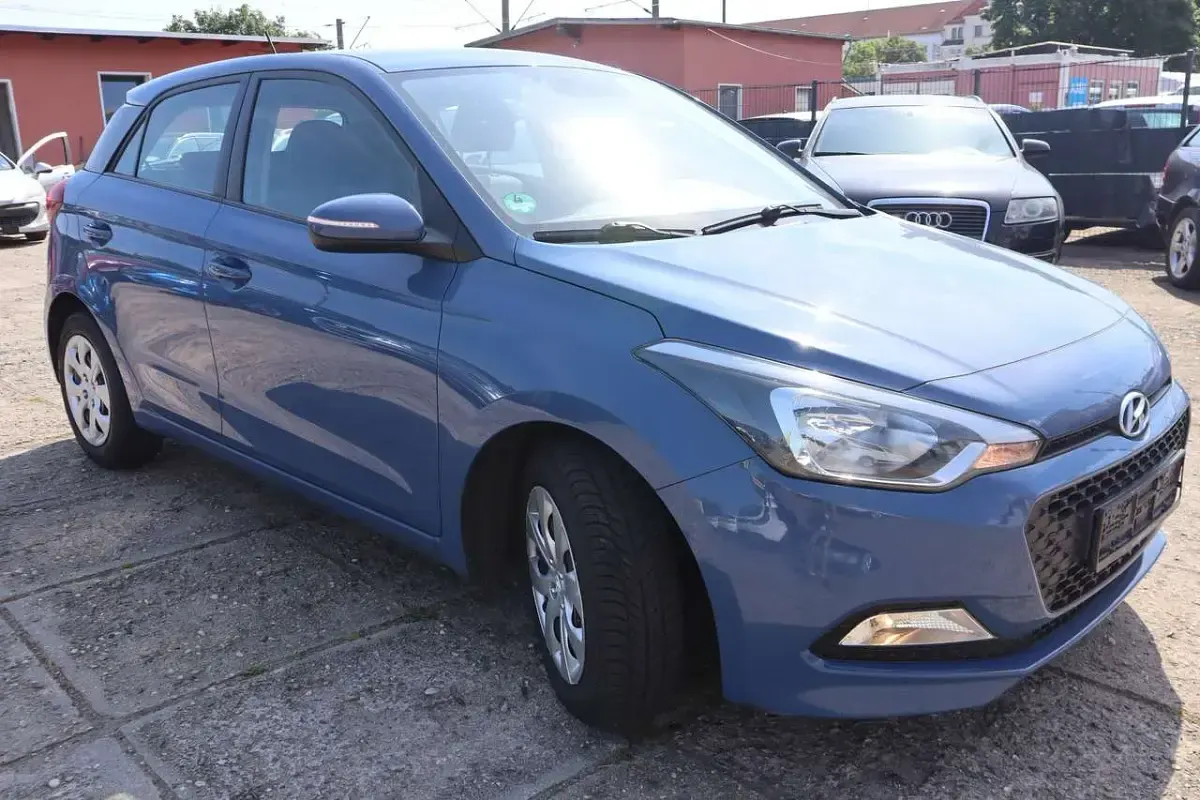 Gebraucht Hyundai i20 Classic 84 PS (61 kW) 2018 Morning blue / sol Kleinwagen