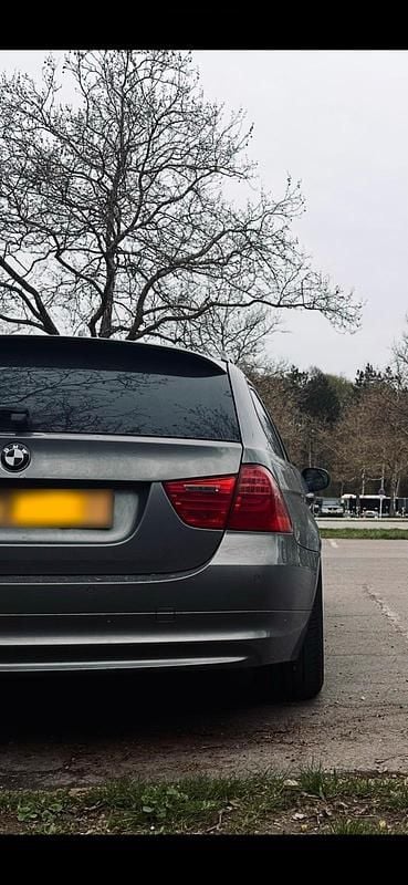 Gebraucht BMW 320 177 PS (130 kW) 2009 Grau Kombi