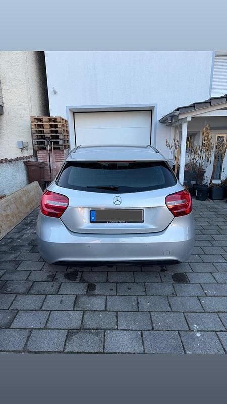 Gebraucht Mercedes A180 122 PS (89 kW) 2014 Grau Kleinwagen