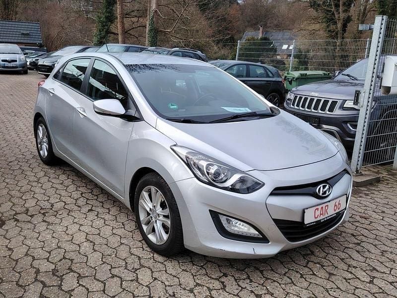 Gebraucht Hyundai i30 Edition 99 PS (72 kW) 2015 Silber Limousine
