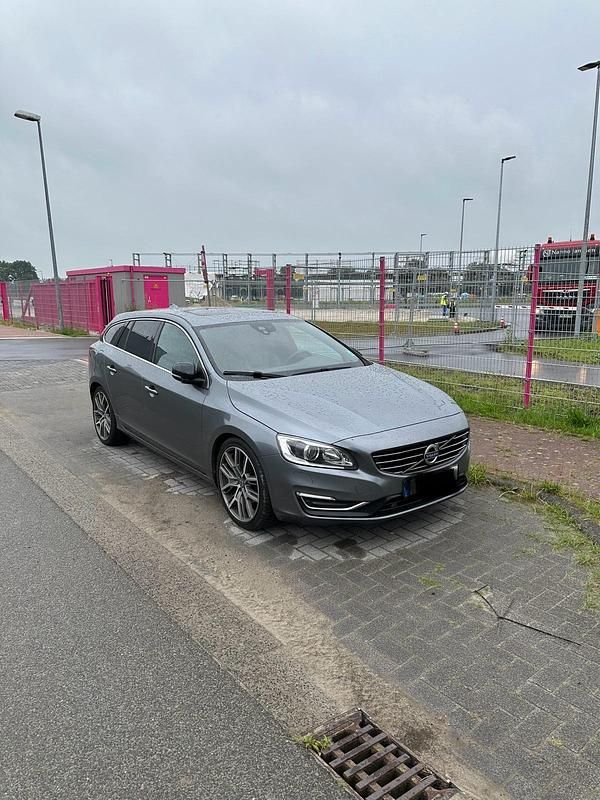 Gebraucht Volvo V60 190 PS (139 kW) 2017 Grau Kombi