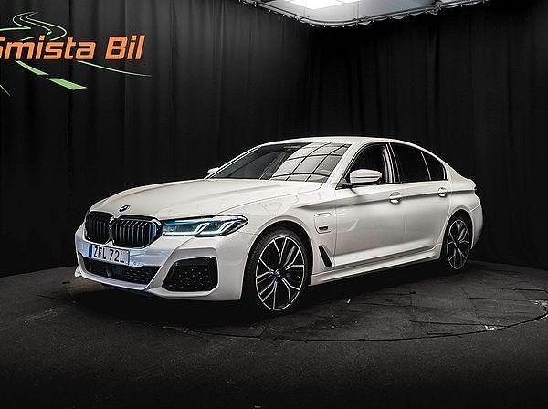 Weiß Gebraucht 2022 BMW 545e M Sport Limousine | 42.999 € (Fairer Preis) - Bild 1/4