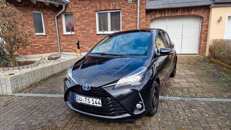 Schwarz Gebraucht 2018 Toyota Yaris Hybrid Comfort Limousine | 10.900 € (Guter Preis) - Bild 1/4